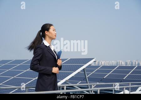 Geschäftsfrau auf Dach des Solar-Panel Montage-Fabrik, Solar Valley, Dezhou, China Stockfoto