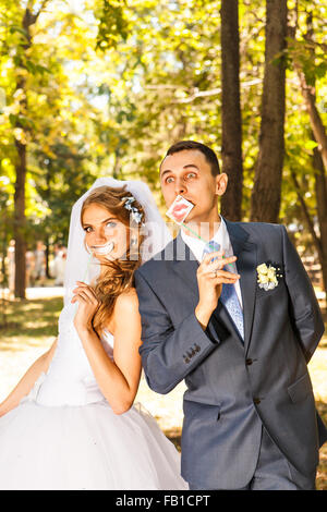 Lustige paar auf e-Sitzung. Vorbereitung für die Hochzeit potography Stockfoto