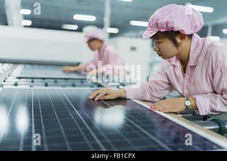 Arbeitnehmerinnen in Solar-Panel Montage Fabrik, Solar Valley, Dezhou, China Stockfoto