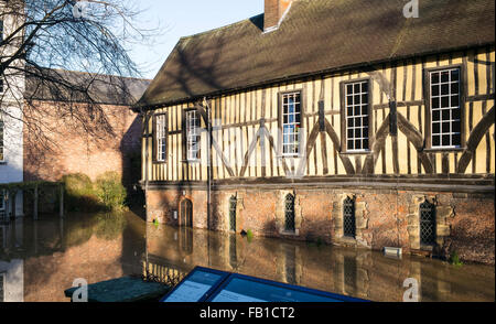 Die Grade 1 denkmalgeschütztes Gebäude "Merchant Adventurer Halle" überschwemmt von Hochwasser aus dem Fluss Foss im Dezember 2015, York, UK Stockfoto