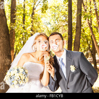 Lustige paar auf e-Sitzung. Vorbereitung für die Hochzeit potography Stockfoto