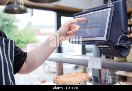 Schuss von Metzger mit einem Gewicht von Pie in Metzger-Shop beschnitten Stockfoto