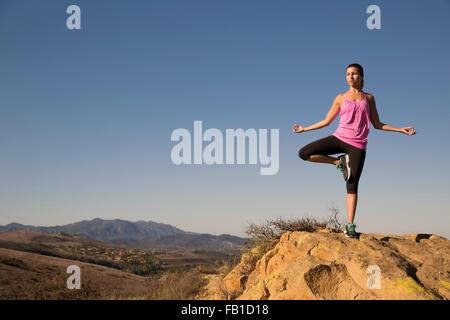 Reife Frau praktizieren Yoga auf Hügel, Thousand Oaks, Kalifornien, USA Stockfoto