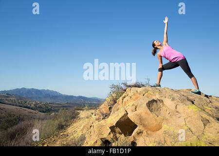 Yoga zu praktizieren Frau posieren auf Hügel, Thousand Oaks, Kalifornien, USA Stockfoto