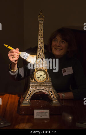 London, UK. 7. Januar 2016. Im Bild: Ein Eiffelturm Kaminuhr von Japy Freres, gemacht um 1890 anlässlich die Eröffnung in Paris, GBP 8450 von Richard Price & Associates. Mayfair Antiquitäten und Fine Art Fair mit einer beeindruckenden Auswahl an einzigartigen und seltenen Antiquitäten zum Verkauf aus der ganzen Welt auf das London Marriott Hotel Grosvenor Square eröffnet und läuft bis zum 10 Januar. Stockfoto