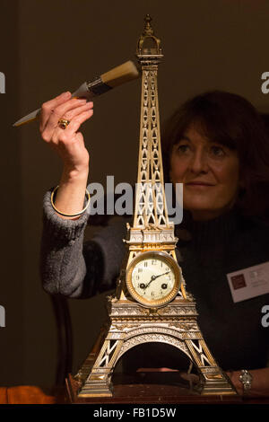 London, UK. 7. Januar 2016. Im Bild: Ein Eiffelturm Kaminuhr von Japy Freres, gemacht um 1890 anlässlich die Eröffnung in Paris, GBP 8450 von Richard Price & Associates. Mayfair Antiquitäten und Fine Art Fair mit einer beeindruckenden Auswahl an einzigartigen und seltenen Antiquitäten zum Verkauf aus der ganzen Welt auf das London Marriott Hotel Grosvenor Square eröffnet und läuft bis zum 10 Januar. Stockfoto