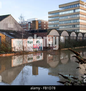 Graffiti spiegelt sich in den Fluss Foss nach den Weihnachten Überschwemmungen des Jahres 2015, City of York, England, UK Stockfoto