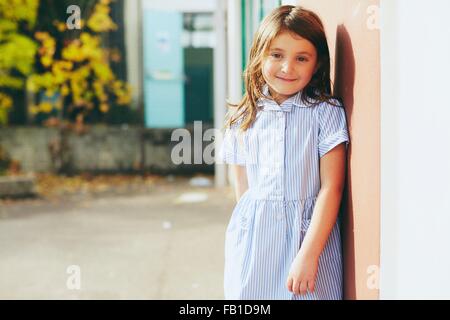 Porträt von elementaren Schulmädchen in Spielplatz Stockfoto