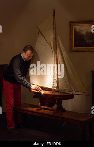 London, UK. 7. Januar 2016. Im Bild: Ein Edwardian Periode Teich Yacht, c. 1910, GBP 1695 von William Cook. Mayfair Antiquitäten und Fine Art Fair mit einer beeindruckenden Auswahl an einzigartigen und seltenen Antiquitäten zum Verkauf aus der ganzen Welt auf das London Marriott Hotel Grosvenor Square eröffnet und läuft bis zum 10 Januar. Stockfoto