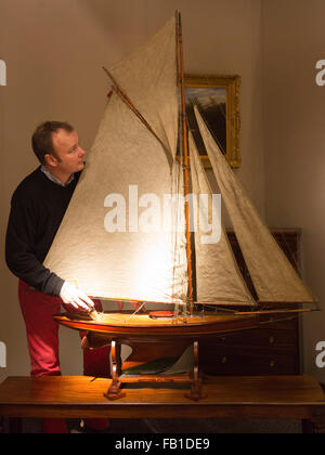 London, UK. 7. Januar 2016. Im Bild: Ein Edwardian Periode Teich Yacht, c. 1910, GBP 1695 von William Cook. Mayfair Antiquitäten und Fine Art Fair mit einer beeindruckenden Auswahl an einzigartigen und seltenen Antiquitäten zum Verkauf aus der ganzen Welt auf das London Marriott Hotel Grosvenor Square eröffnet und läuft bis zum 10 Januar. Stockfoto