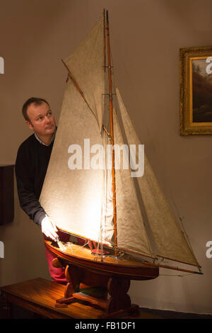 London, UK. 7. Januar 2016. Im Bild: Ein Edwardian Periode Teich Yacht, c. 1910, GBP 1695 von William Cook. Mayfair Antiquitäten und Fine Art Fair mit einer beeindruckenden Auswahl an einzigartigen und seltenen Antiquitäten zum Verkauf aus der ganzen Welt auf das London Marriott Hotel Grosvenor Square eröffnet und läuft bis zum 10 Januar. Stockfoto