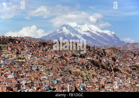 Slums, hinter dem Berg Illimani, La Paz, Bolivien Stockfoto