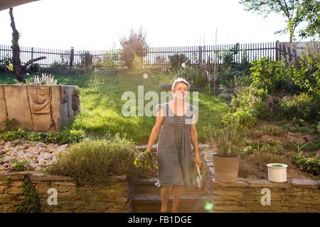 Reife Frau, Gartenarbeit, frisches Gemüse umgraben Stockfoto