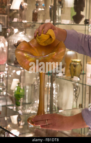 London, UK. 7. Januar 2016. Eine schillernde tiffanyglas Jack in der Kanzel-Vase, um 1900-1910, GBP 12.800 von Morgan Strickland Kunstgewerbe. Mayfair Antiquitäten und Fine Art Fair mit einer beeindruckenden Auswahl an einzigartigen und seltenen Antiquitäten zum Verkauf aus der ganzen Welt auf das London Marriott Hotel Grosvenor Square eröffnet und läuft bis zum 10 Januar. Stockfoto