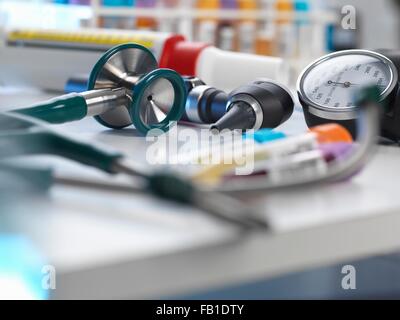 Stethoskop, Auriscope, Blut-Manometer am Schreibtisch Stockfoto
