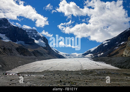 Touristen, die zurückweichenden Athabasca Gletscher, Teil des Columbia Icefield in den kanadischen Rocky Mountains, Jasper NP, Alberta, Kanada Stockfoto