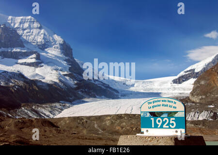 Zeichen markieren 1925 Rand der sich zurückziehenden Athabasca Gletscher, Teil des Columbia Icefield, kanadischen Rocky Mountains, Jasper NP, Kanada Stockfoto