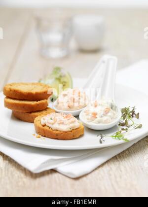 Schottische Lochmuir Lachs Pastete und Tartar Teller mit geröstetem Brot Cracker eintauchen Stockfoto