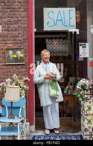 Ältere Kundin hält Teekanne außerhalb Vintage-shop Stockfoto