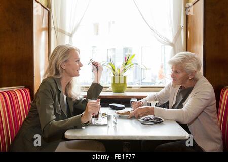 Mutter und Tochter beisammen sitzen im café Stockfoto