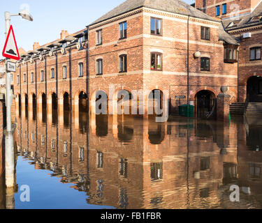 Versenkt Bodenschwellen in Skeldergate, 2015 Weihnachten Überschwemmungen, York, Yorkshire, England, Großbritannien Stockfoto