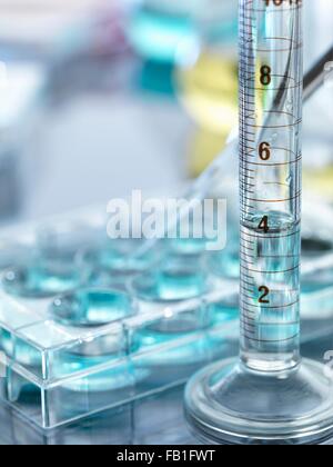 Eine Nahaufnahme von einem volumetrischen Zylinder mit einer chemischen Formel in einem Labor Stockfoto
