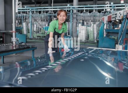 Arbeiter in Solar-Panel Montage Fabrik, Solar Valley, Dezhou, China Stockfoto