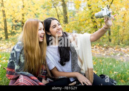 Junge Frauen, die die Selfie im Wald, Hampstead Heath, London Stockfoto