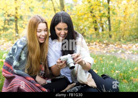 Junge Frauen Lächeln in die Kamera im Wald, Hampstead Heath, London Stockfoto