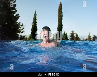 Spaß Porträt von Teenager im Freibad Stockfoto