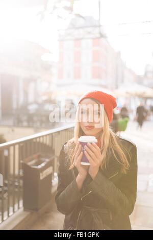 Junge Frauen mit Imbiss, Kaffee, Covent Garden, London, UK Stockfoto