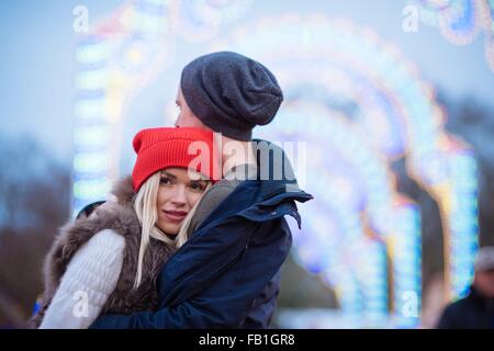 Romantische junges Paar Xmas Festival im Hyde Park, London, UK Stockfoto