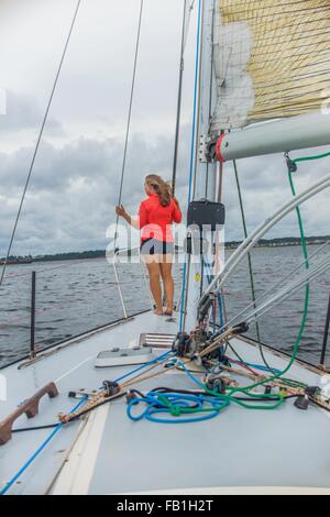 Voller Länge Rückansicht der jungen Frau am Bug des Segelboot wegschauen Stockfoto