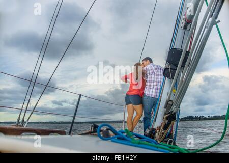 Rückansicht des Paares am Bug des Bootes zu küssen Stockfoto