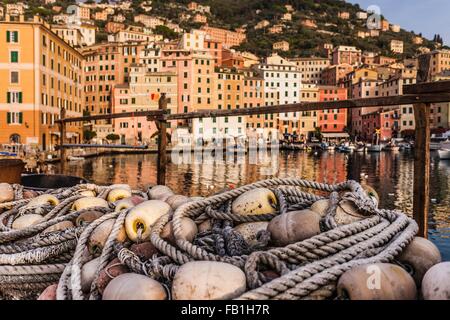 Fischernetze und Hafen, Camogli, Ligurien, Italien Stockfoto