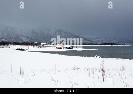 Gewitterwolken über Schnee bedeckt Berge, Osvoll, Lofoten und Vesteralen Inseln, Norwegen Stockfoto