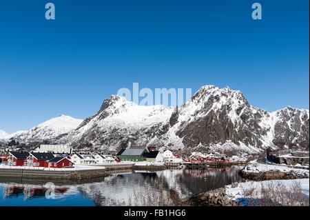 Häuser am Wasser und Schnee begrenzt Berg, Svolvaer, Lofoten Inseln, Norwegen Stockfoto