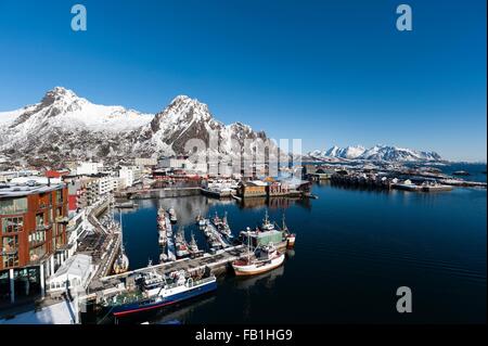 Erhöhten Blick auf Hafen und Snow capped Berge, Svolvaer, Lofoten Inseln, Norwegen Stockfoto