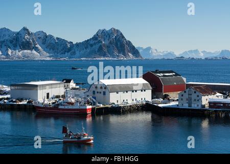 Angelboot/Fischerboot Segeln von Industriebauten, Svolvaer, Lofoten Inseln, Norwegen Stockfoto