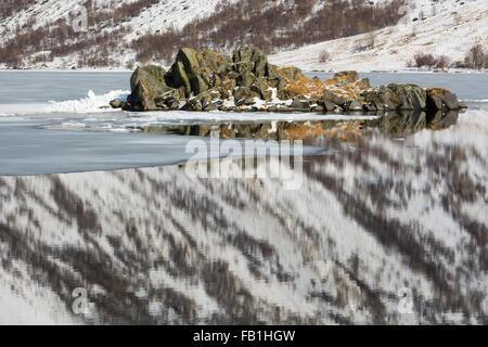 Meereis und felsige Insel, Knutstad, Lofoten Inseln, Norwegen Stockfoto