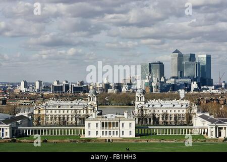 Erhöhten Blick auf Greenwich University und Canary Wharf, London, UK Stockfoto