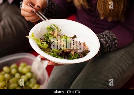 Aufnahme des jungen Paares Picknick Salat essen beschnitten Stockfoto