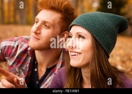 Glückliches junges Paar im herbstlichen Wald Stockfoto