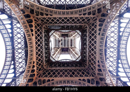 Ein Blick von unten unter Eiffelturm. Stockfoto