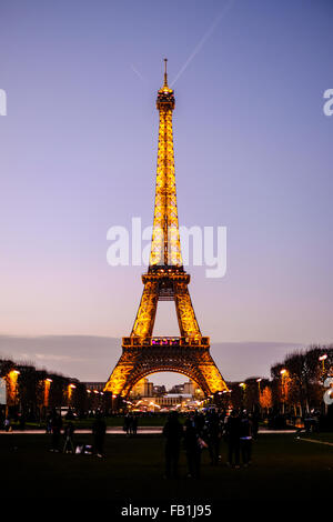 Eiffelturm bei Sonnenuntergang. Stockfoto