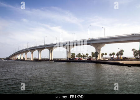 Jensen Beach Bridge Florida USA indischen Fluss überquert, an einem Tag bewölkt und windig Stockfoto