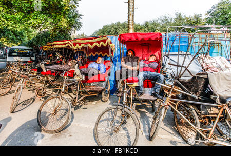 Rikschafahrer eine Pause nach der Einnahme von Touristen auf einer Tour in den Houhai Seen Region Beijing China Stockfoto