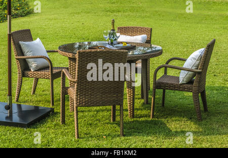 Rattan Möbel, Tisch und Stühle im freien Stockfoto