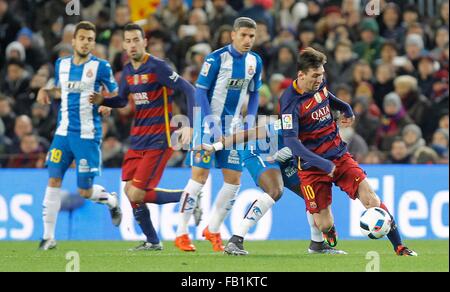 06.01.2016. Nou Camp, Barcelona, Spanien. Spanischer Pokal Fußball Runde der 16. FC Barcelona und RCD Espanyol.   Lionel Messi (Barcelona) dreht seinen Marker der falsche Weg Stockfoto