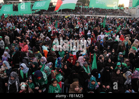 Khan Yunis, Gazastreifen, Palästinensische Gebiete. 7. Januar 2016. Am 7. Januar 2016 besuchen Palästinenser eine Rallye durch die Hamas-Kämpfer in Khan Yunis im südlichen Gazastreifen. Die Rallye wurde gehalten, um den Familien der Toten Kämpfer aus dem bewaffneten Flügel zu Ehren der Hamas sagte inhaftieren israelischen Soldaten Gilad Shalit im Jahr 2006, der später im Austausch für mehr als 1.000 Palästinenser freigelassen wurde in israelischen Gefängnissen Credit statt teilgenommen: Abed Rahim Khatib/APA Bilder/ZUMA Draht/Alamy Live News Stockfoto